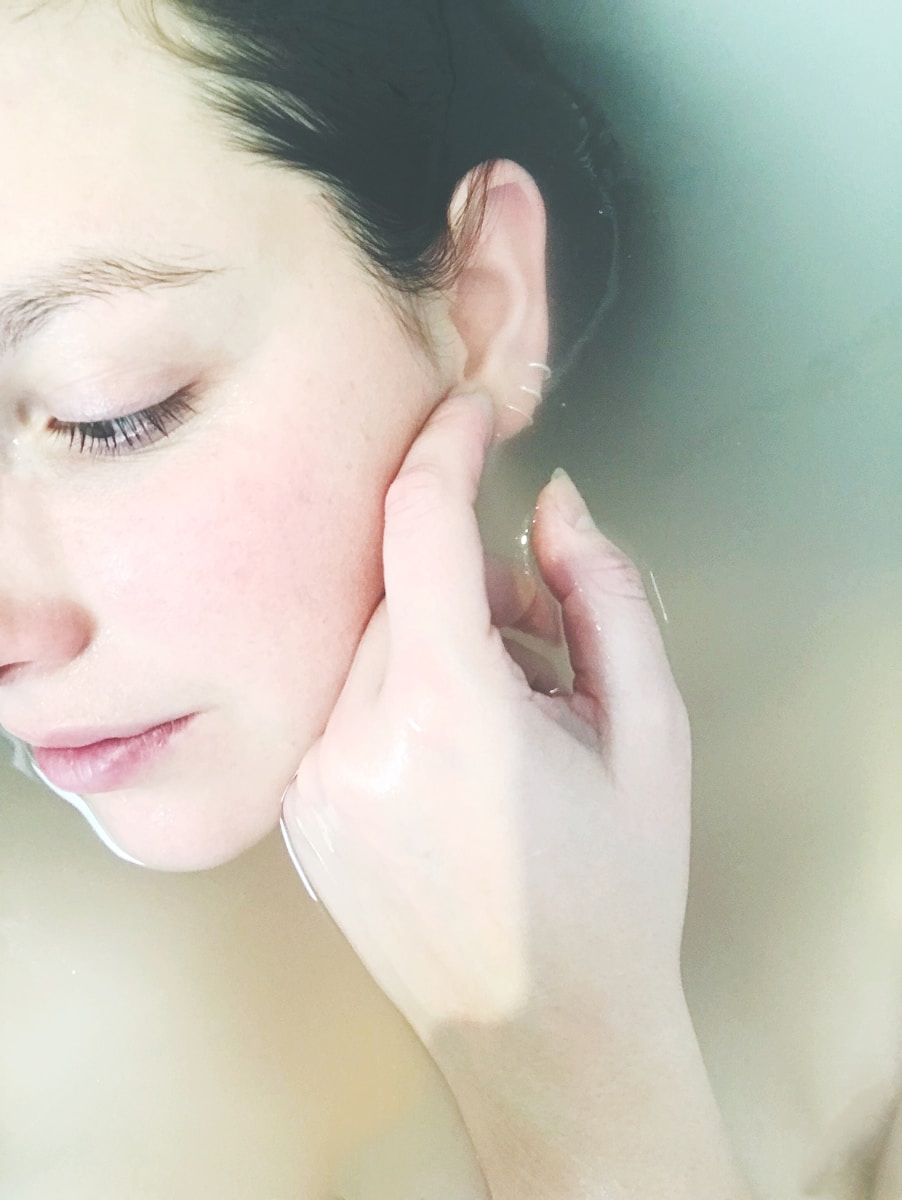 Olejek do masażu twarzy - dlaczego warto wprowadzić go do swojej rutyny?